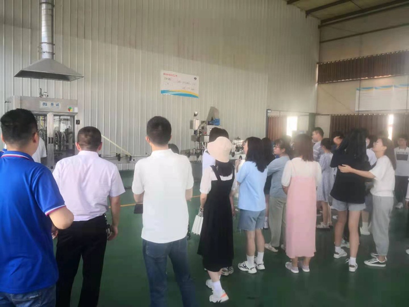 河南科（kē）技大學園藝與植物保護學（xué）院 師生一行（háng）蒞臨鄭州色多多www视频在线观看中牟（móu）廠區參（cān）觀交流(圖3)