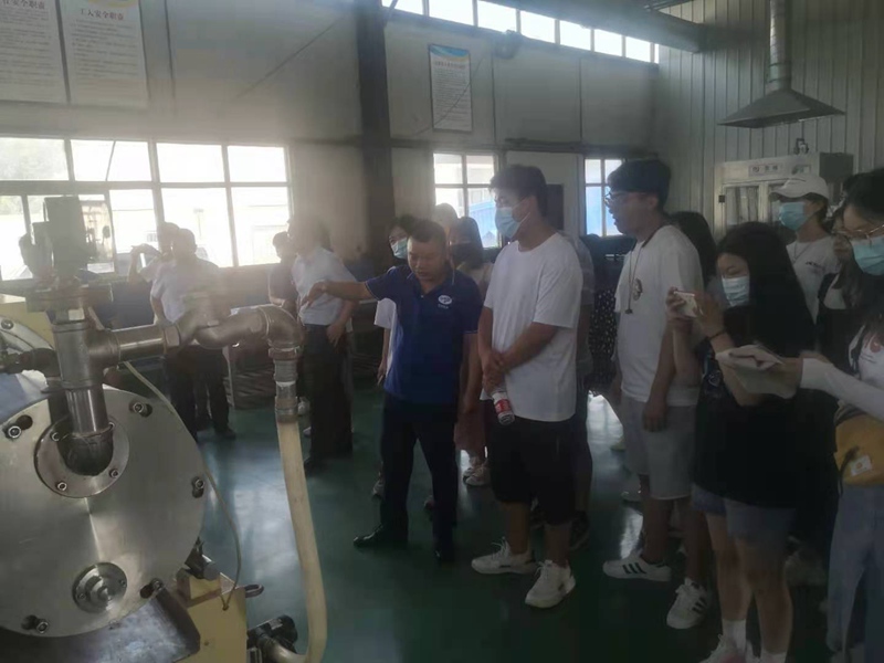 河南科技（jì）大學園藝與植物保護學院 師生一（yī）行蒞臨鄭州色多多www视频在线观看中牟廠區參觀交（jiāo）流(圖2)